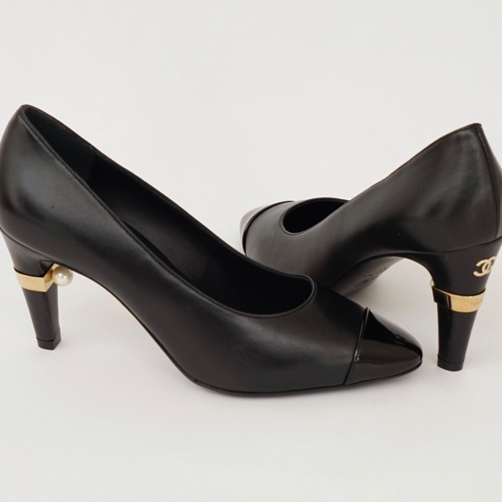 NWT CHANEL Leather & Patent Cap Toe Black CChanel CC Pumps Size 37/7 $1300